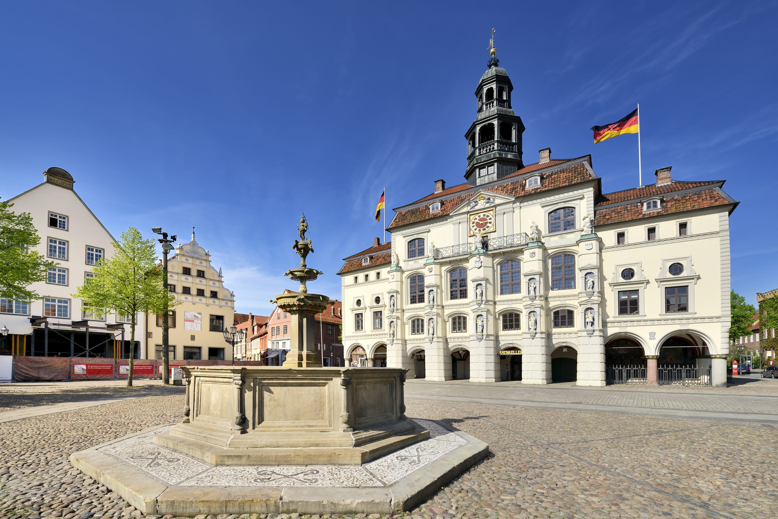 Ansicht auf das Lüneburger Rathaus mit Lunabrunnen